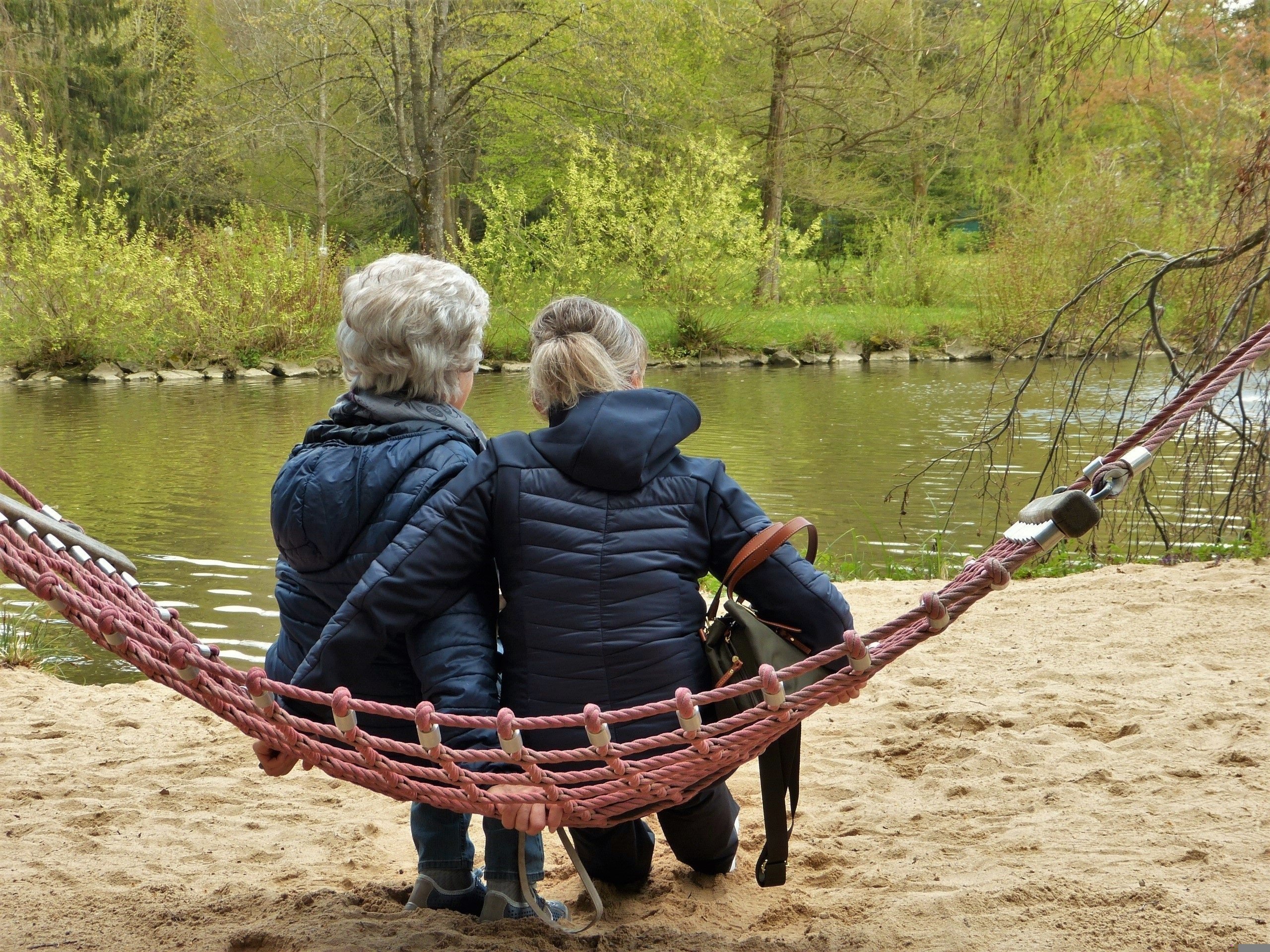 Frauen im persönlichen Austausch als Symbol für Verbindung und gegenseitiges Verständnis